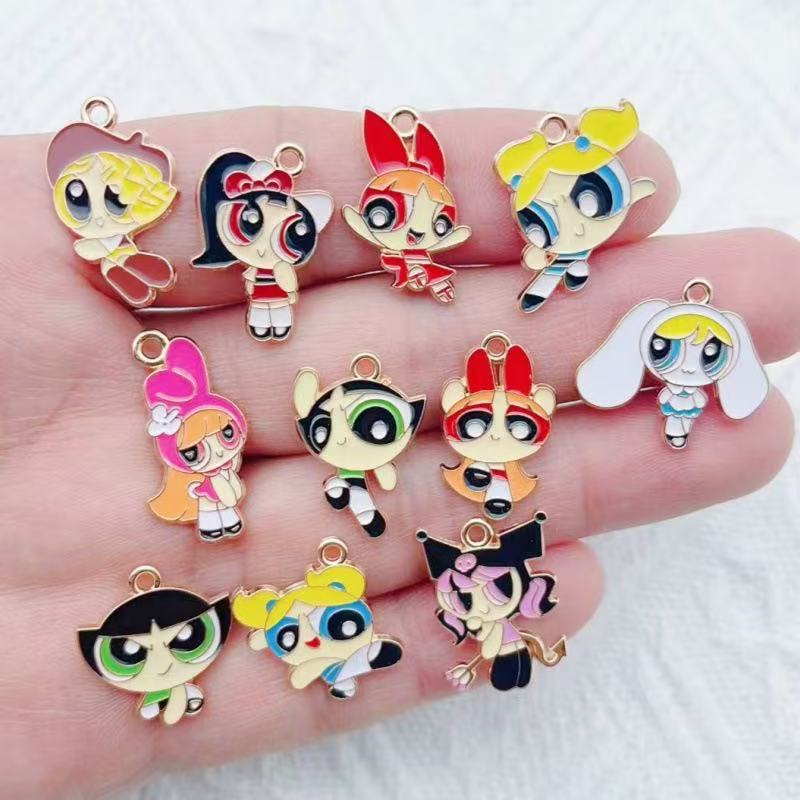 Party Games Crazy - จี้รูปการ์ตูนสาวน้อยเคลือบน้ำมัน 10 ชิ้น ทำจากโลหะผสม สำหรับทำเครื่องประดับ DIY