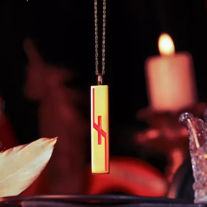 Party Games Simple - สร้อยคอจี้ตัวอักษรสีแดงแบบไม่สมมาตร ดีไซน์เรียบง่าย สวยงาม เหมาะเป็นของขวัญ